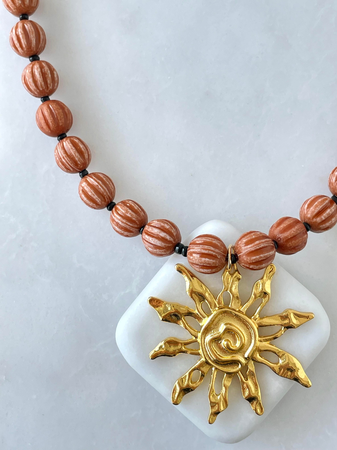 Güneş Madalyon Sallantılı Kolye Kahverengi Gold