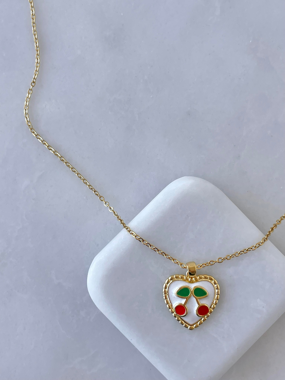 Çelik Mineli Kalp Çerçeve Kiraz Kolye Gold