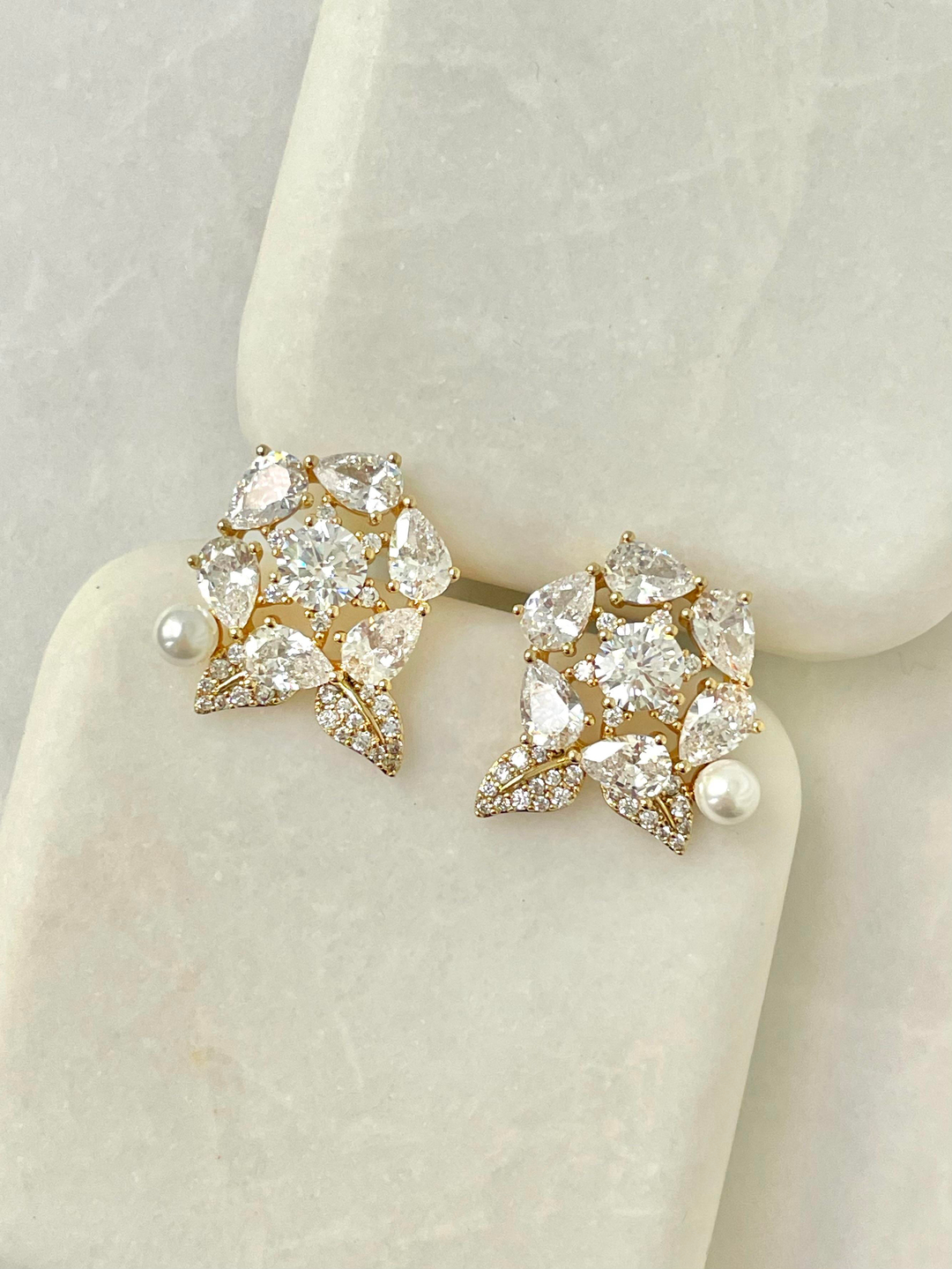 Özel Seri Kristal Taşlı Çiçek Küpe Gold