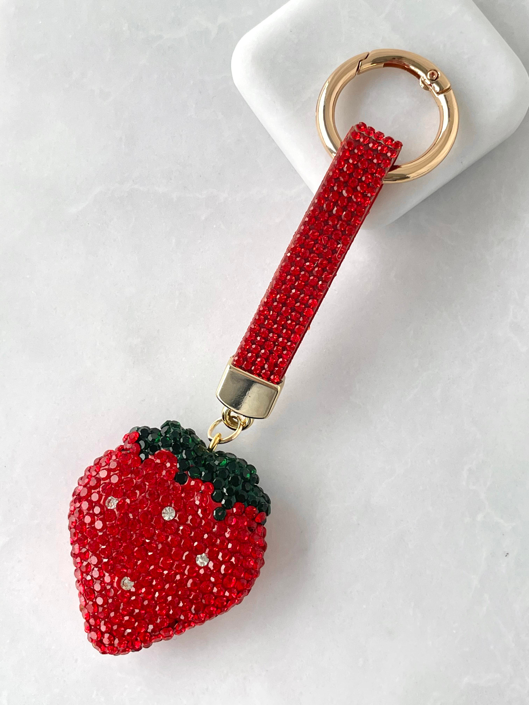Kristal Taşlı Çilek Çanta Aksesuarı Kırmızı