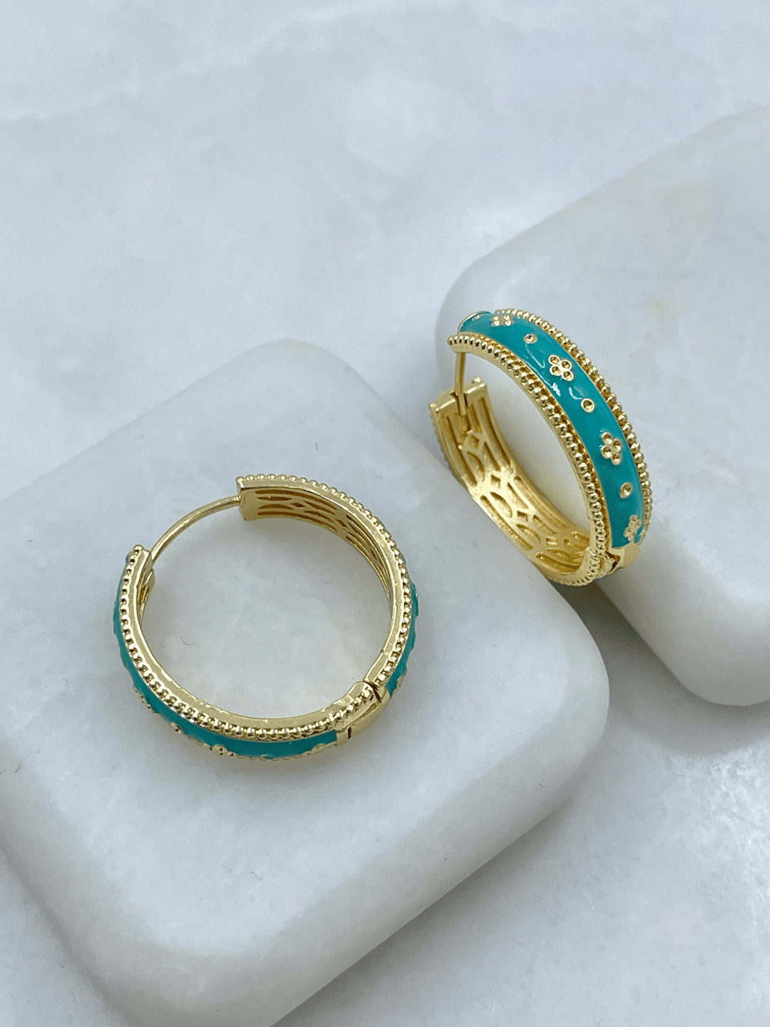 Altın Kaplama Mineli Çiçek Detaylı Halka Küpe Yeşil