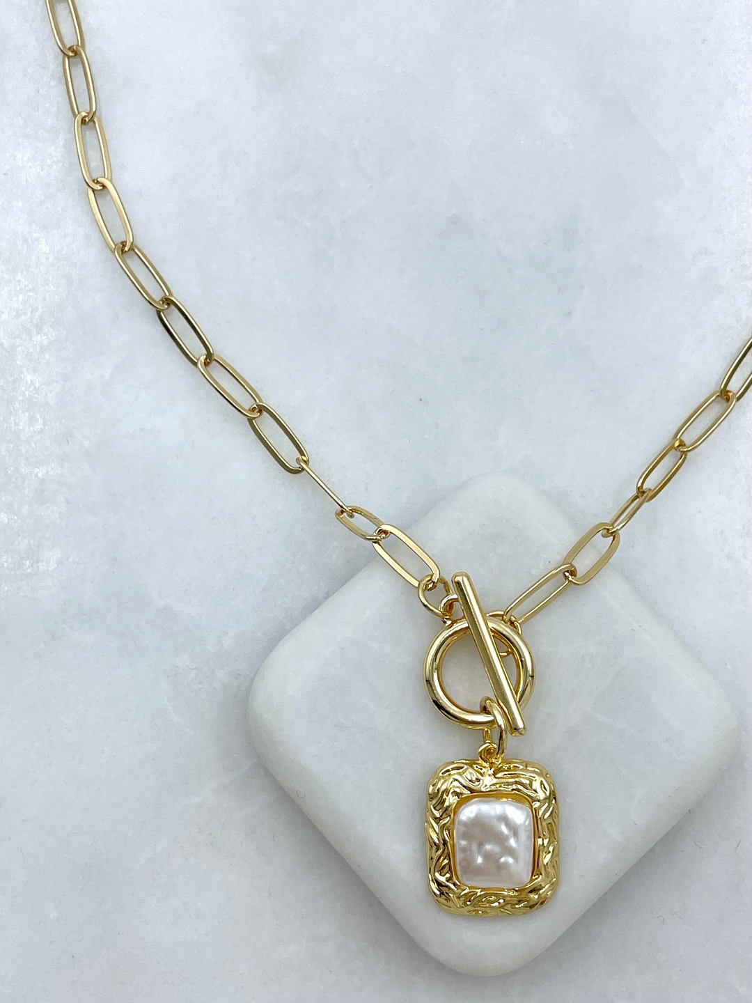 Altın Kaplama Desenli İnci Önden Kilit Kolye Gold