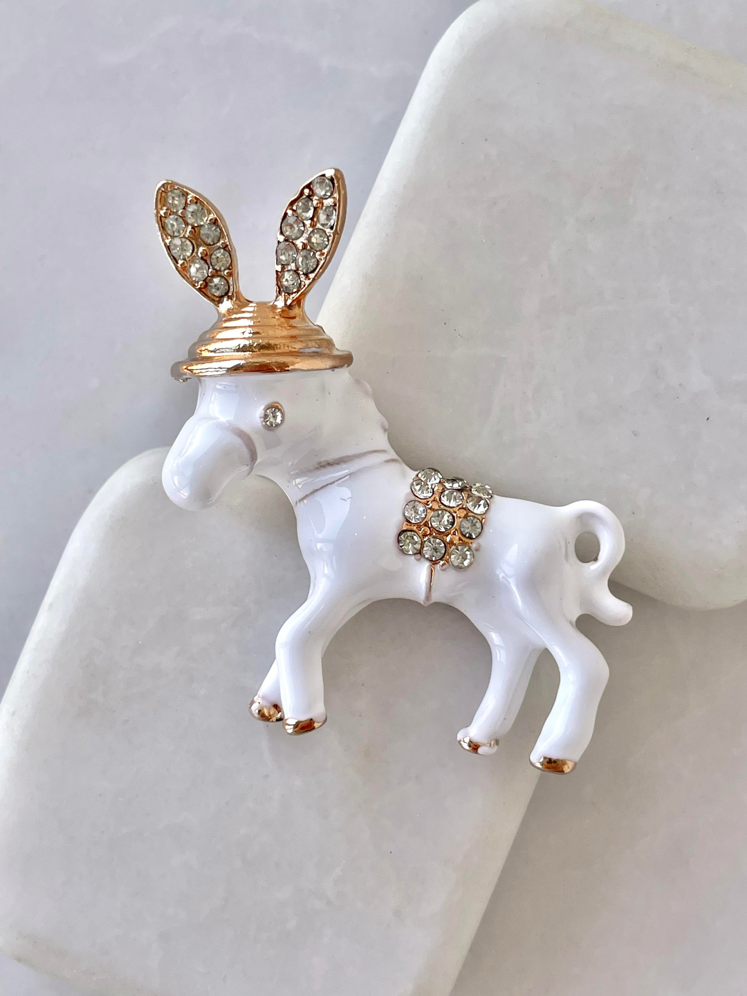 Gömme Taşlı Eşek Broş Beyaz