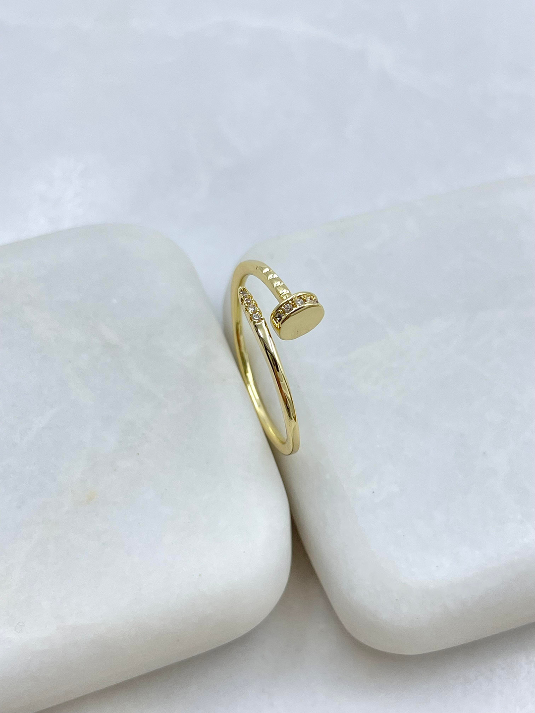 Altın Kaplama Gömme Taşlı ve Desenli Çivi Yüzük Gold