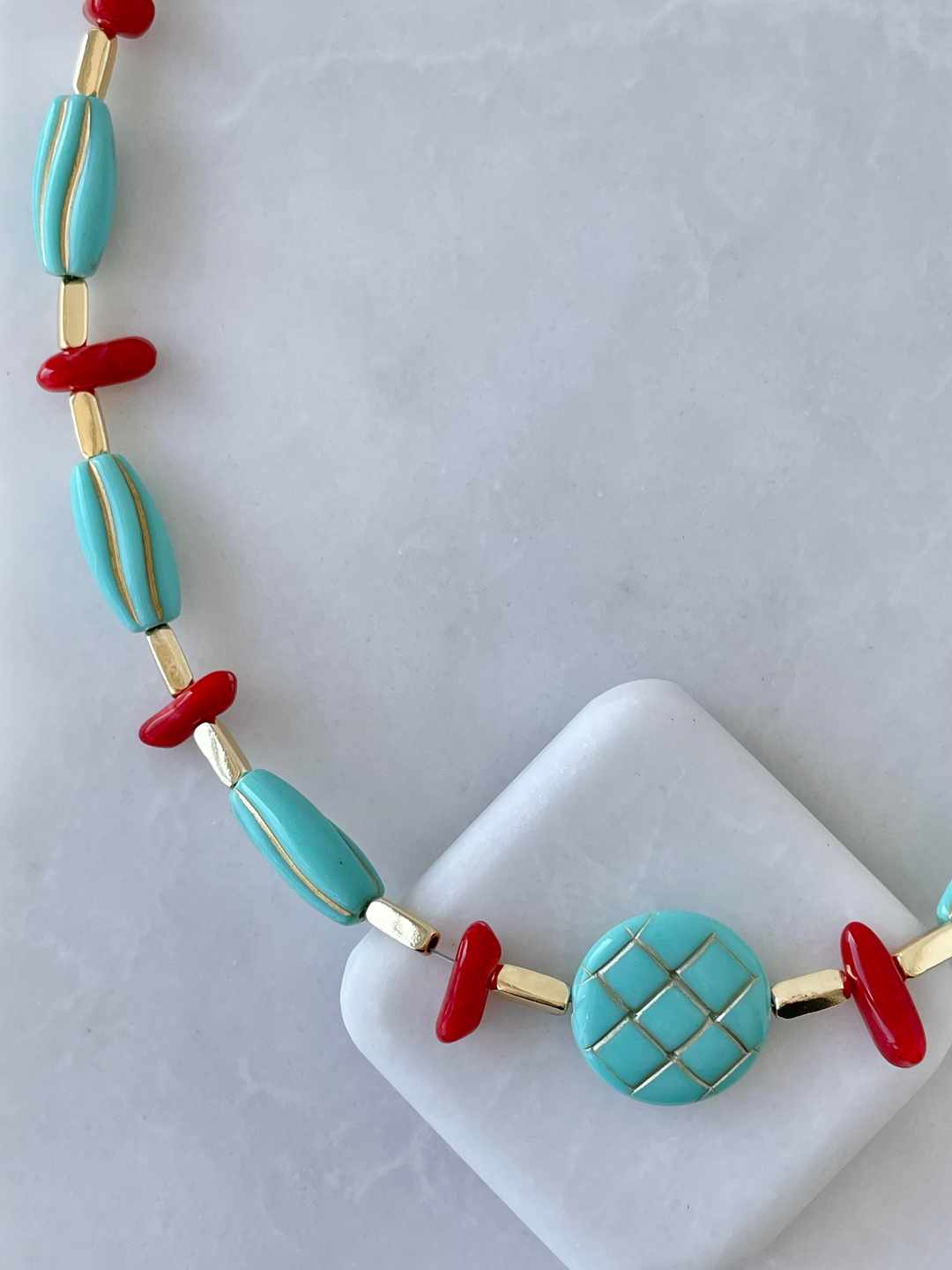 Gold Detaylı Turkuaz Doğal Taş Görünümlü Kolye Gold