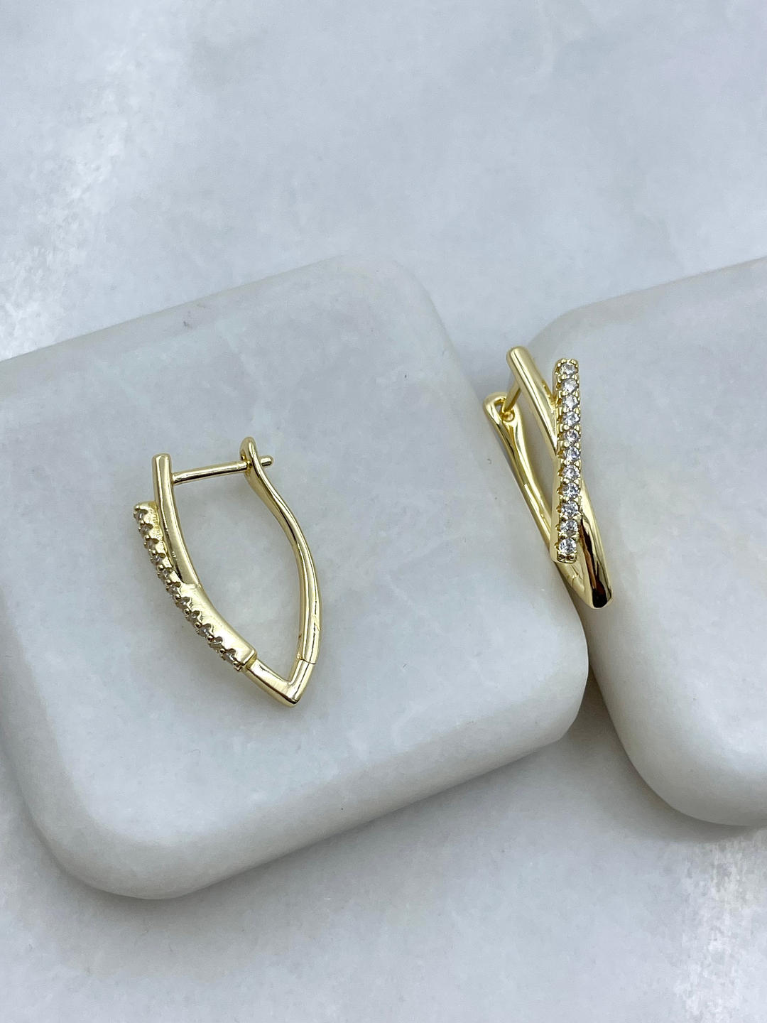 Altın Kaplama Gömme Taşlı Çapraz Model Küpe Gold