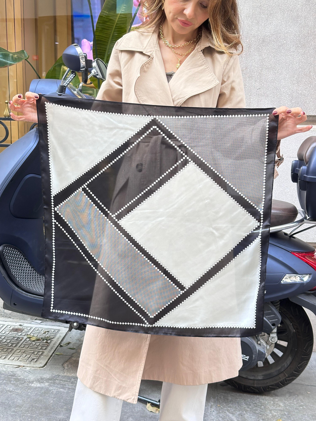 Kare Desenli Siyah-Beyaz Fular 70 x 70 cm Renkli