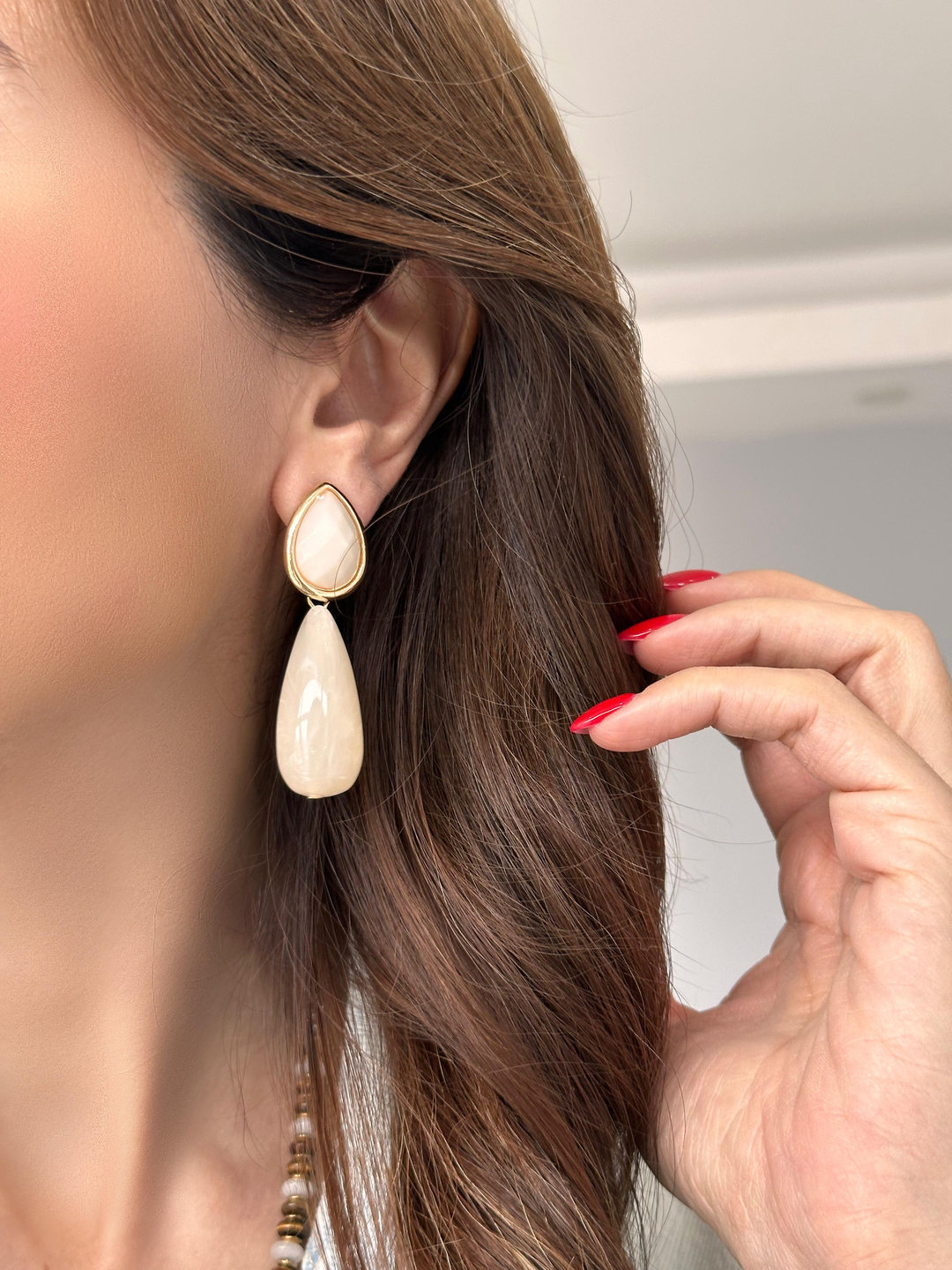 Damla Sallantılı Gold Detaylı Küpe Ekru
