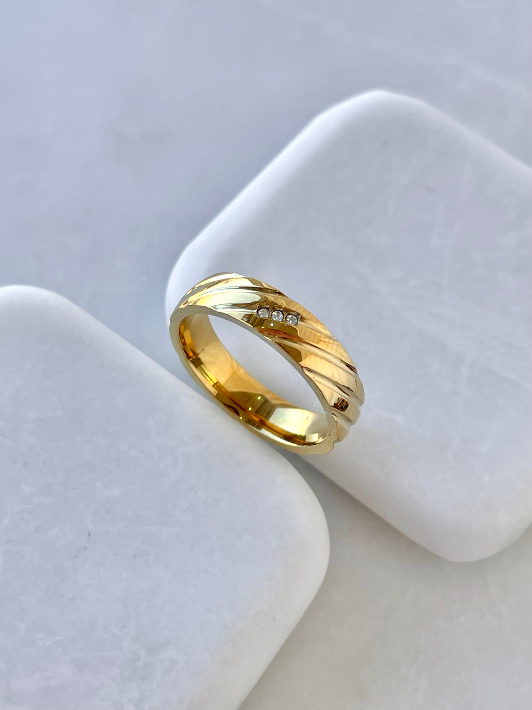 Çelik Şerit Desenli Taşlı Yüzük Gold