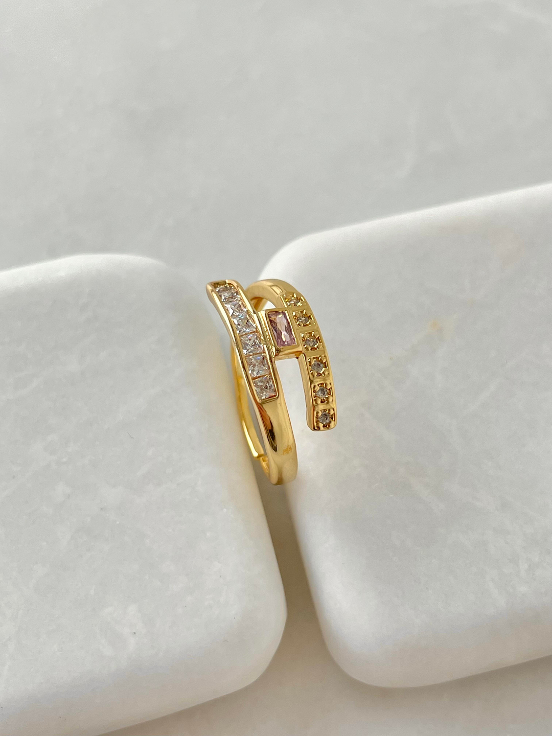 Altın Kaplama Renkli Kristal Taşlı Çift Sıra Yüzük Beyaz