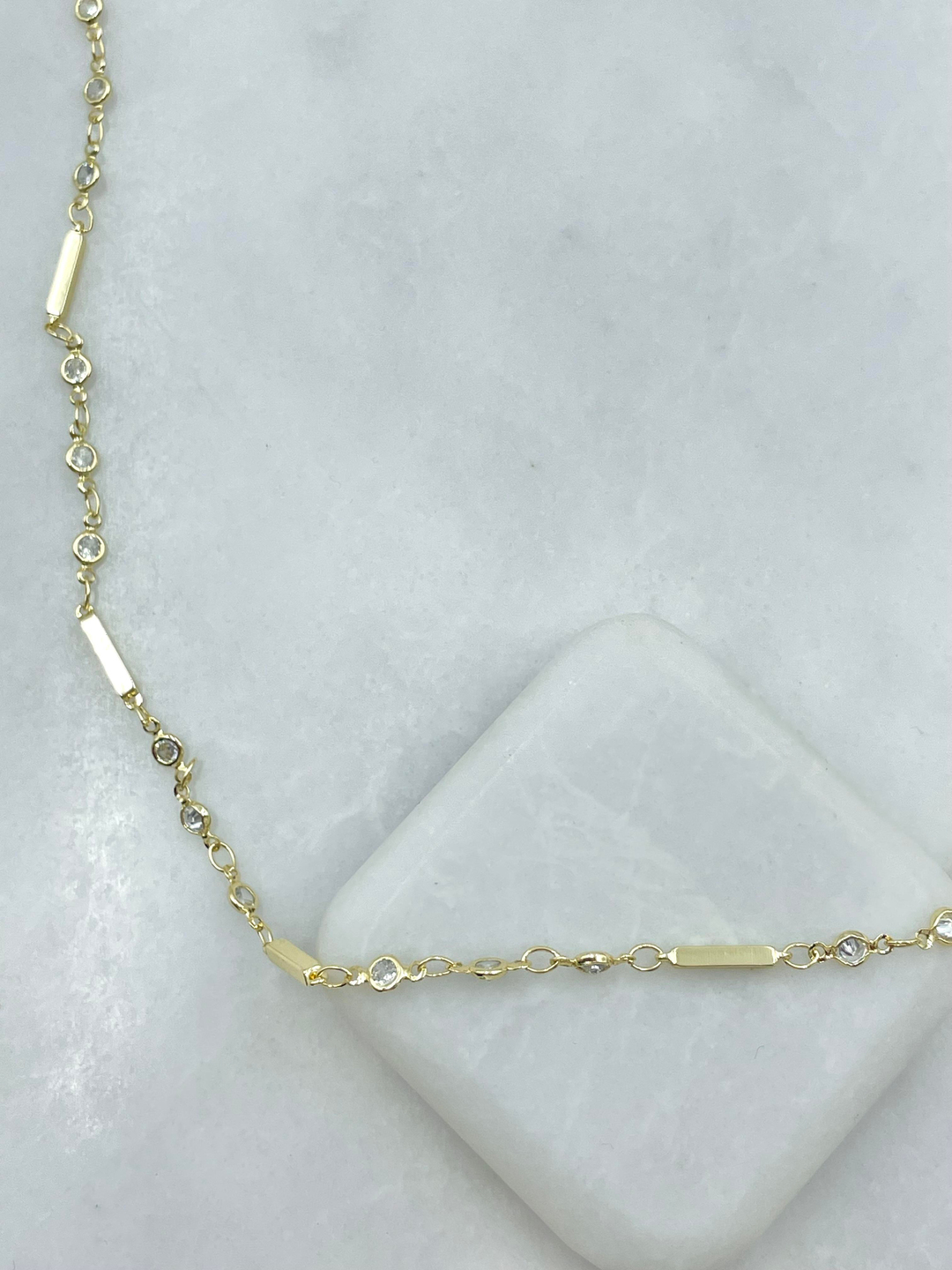 Altın Kaplama Sütun Detaylı Daire Zirkon Taşlı Kolye Gold