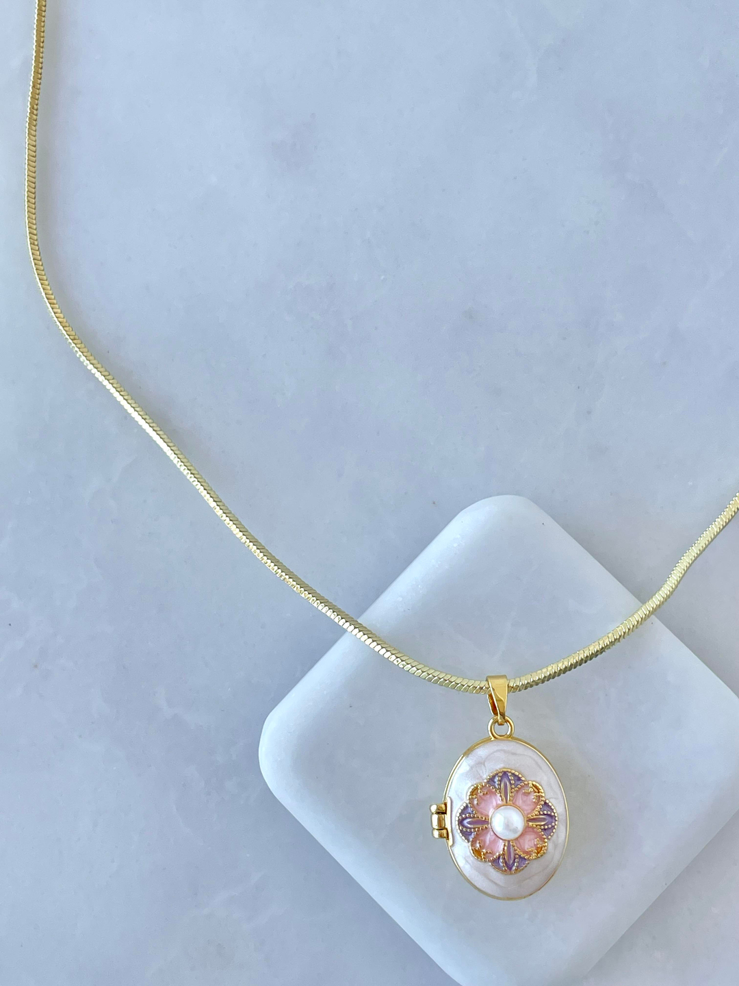 Altın Kaplama İncili Çiçek Model Kapaklı Kolye Ekru