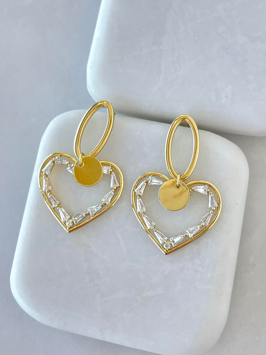 Özel Seri Baget Taşlı Kalp Sallantılı Küpe Gold