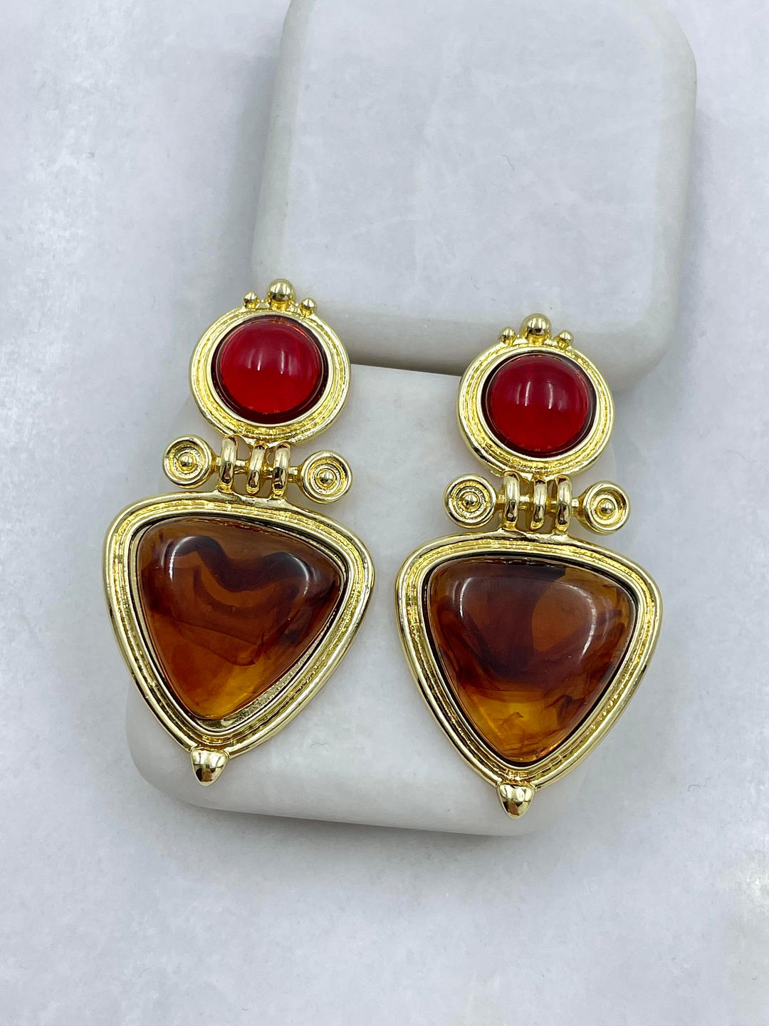 Altın Kaplama Kırmızı Taşlı Üçgen Vintage Küpe Kehribar