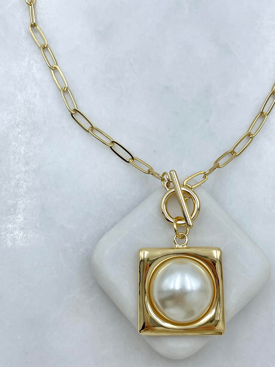 Altın Kaplama Gold Kare Çerçeveli İnci Önden Kilit Kolye Gold