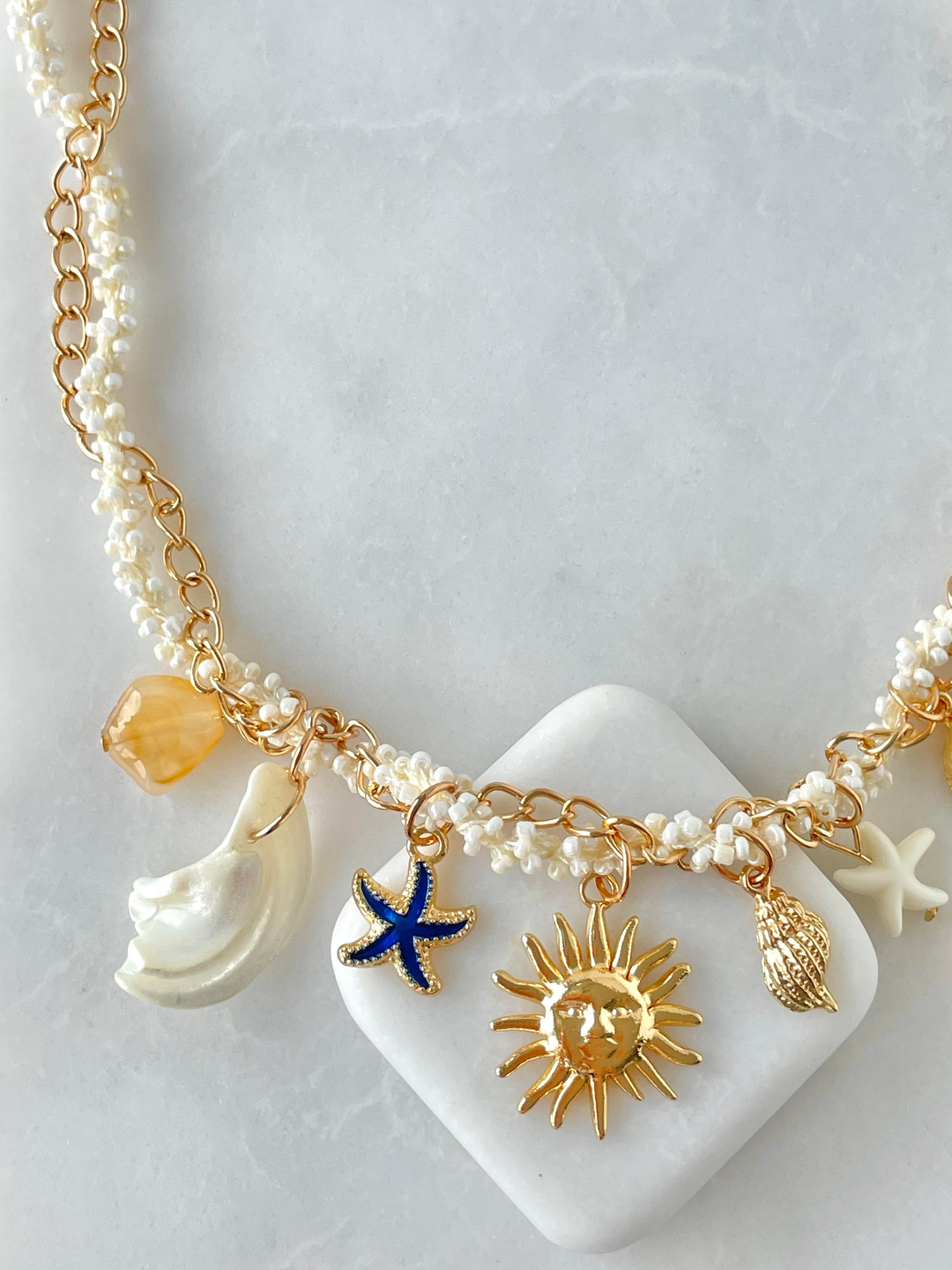 Altın Kaplama Charm Sallantılı Sarmal İnci ve Zincir Kolye Gold