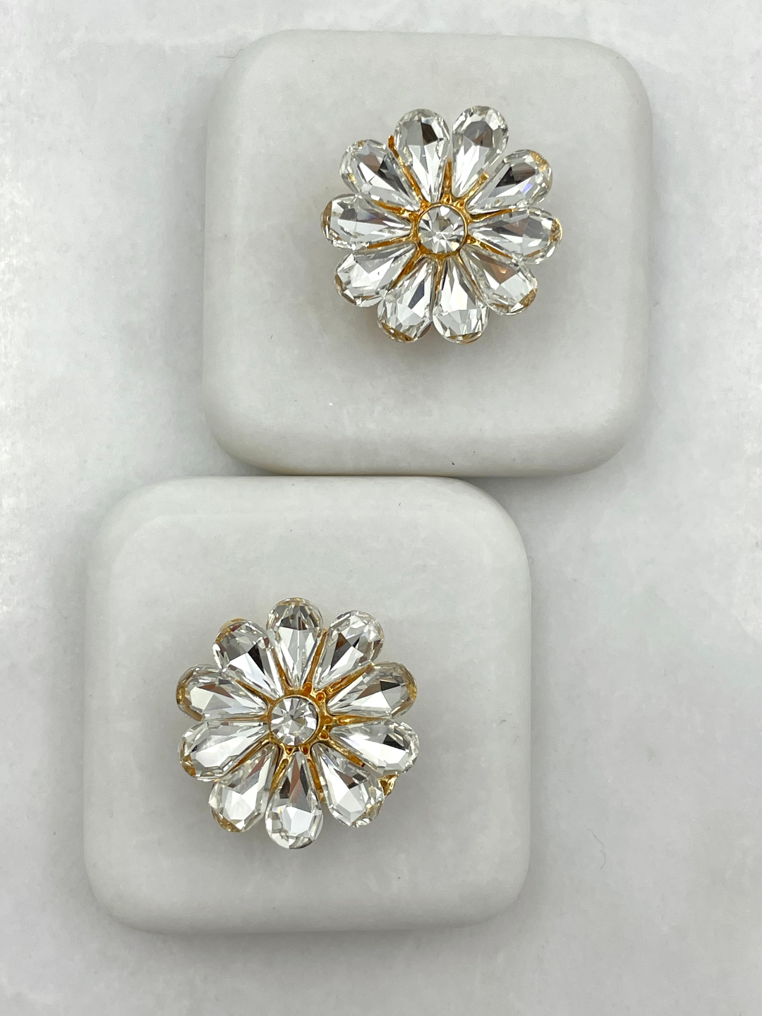 Kristal Taşlı Çiçek Düğme Aksesuarı Gold