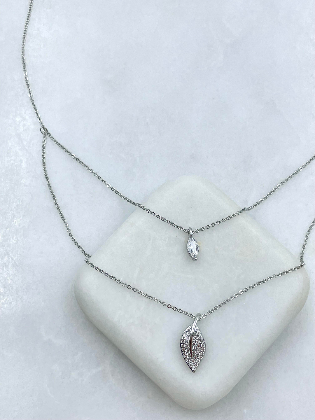 Altın Kaplama Yaprak ve Kristal Taş Sallantılı İkili Kolye Gümüş