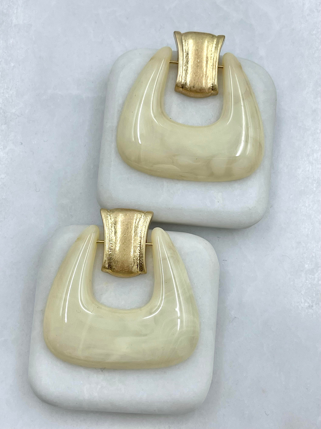 Altın Kaplama Eskitme Detaylı Çanta Model Vintage Küpe Bej