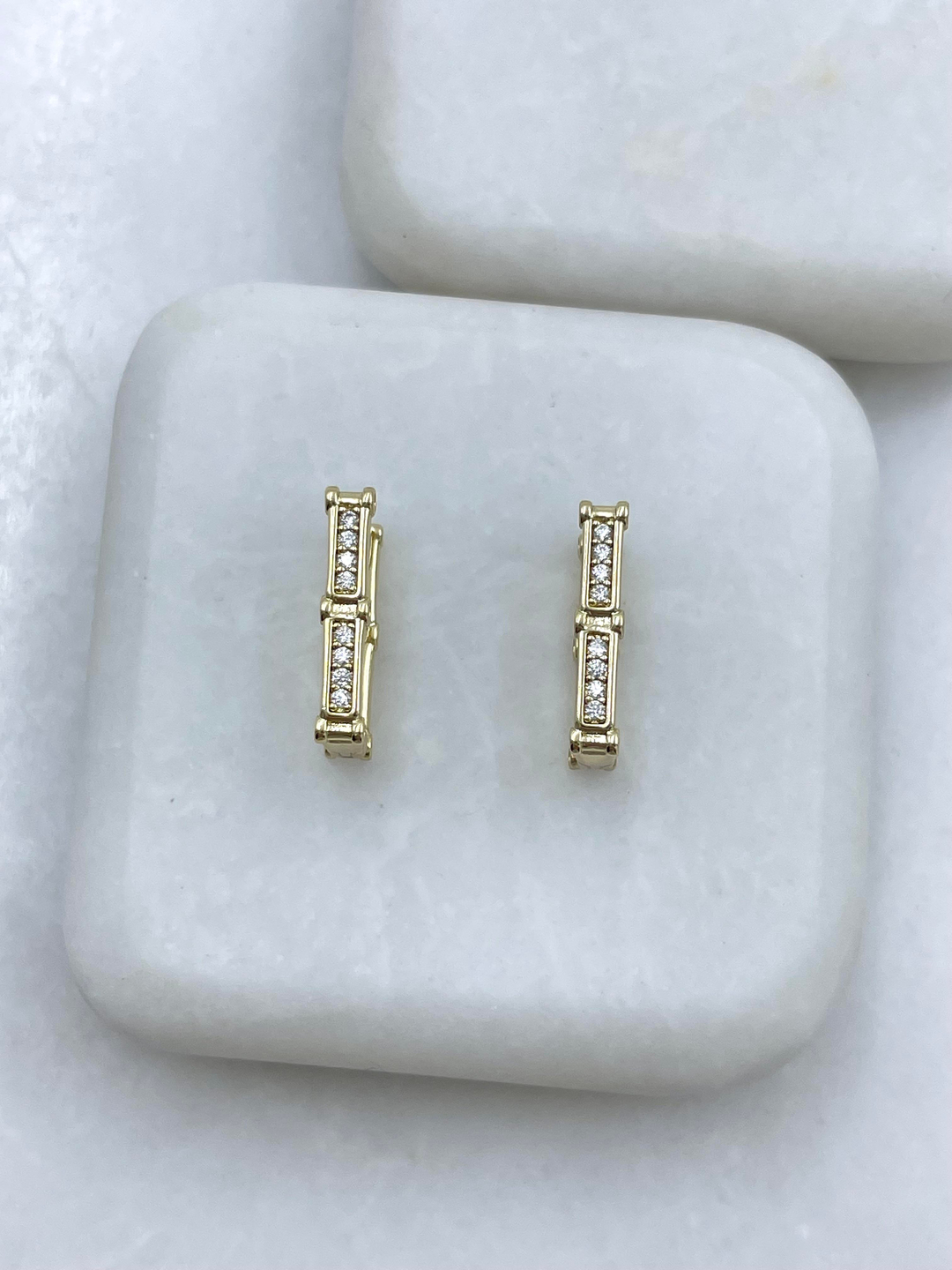 Özel Seri Gömme Taşlı Tasarım U Küpe Gold