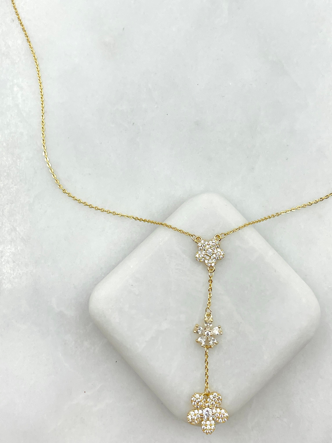 Altın Kaplama Üçlü Kristal Çiçek Sallantılı Kolye Gold