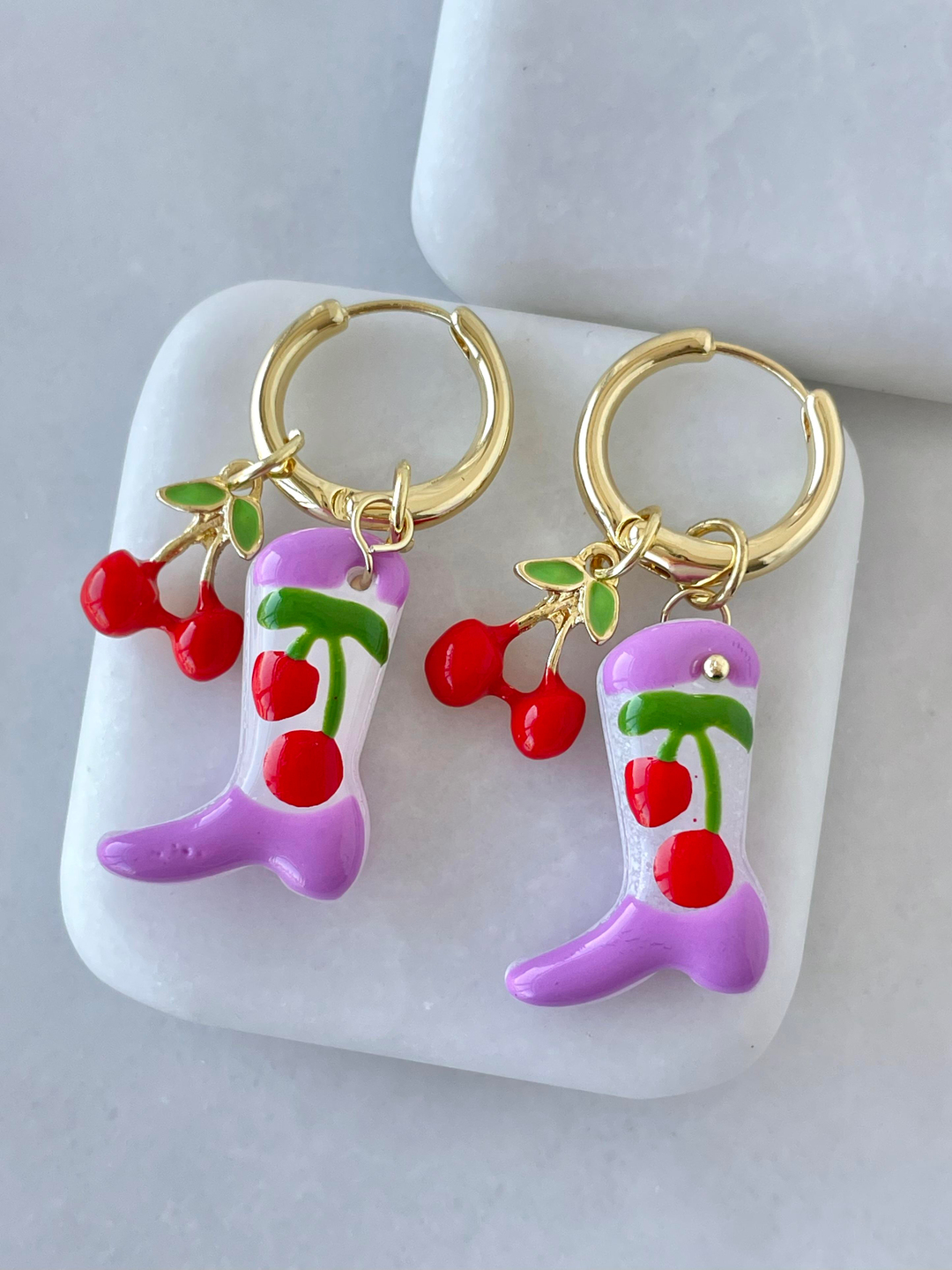 Altın Kaplama Kiraz ve Çizme Charmlı Halka Küpe Gold