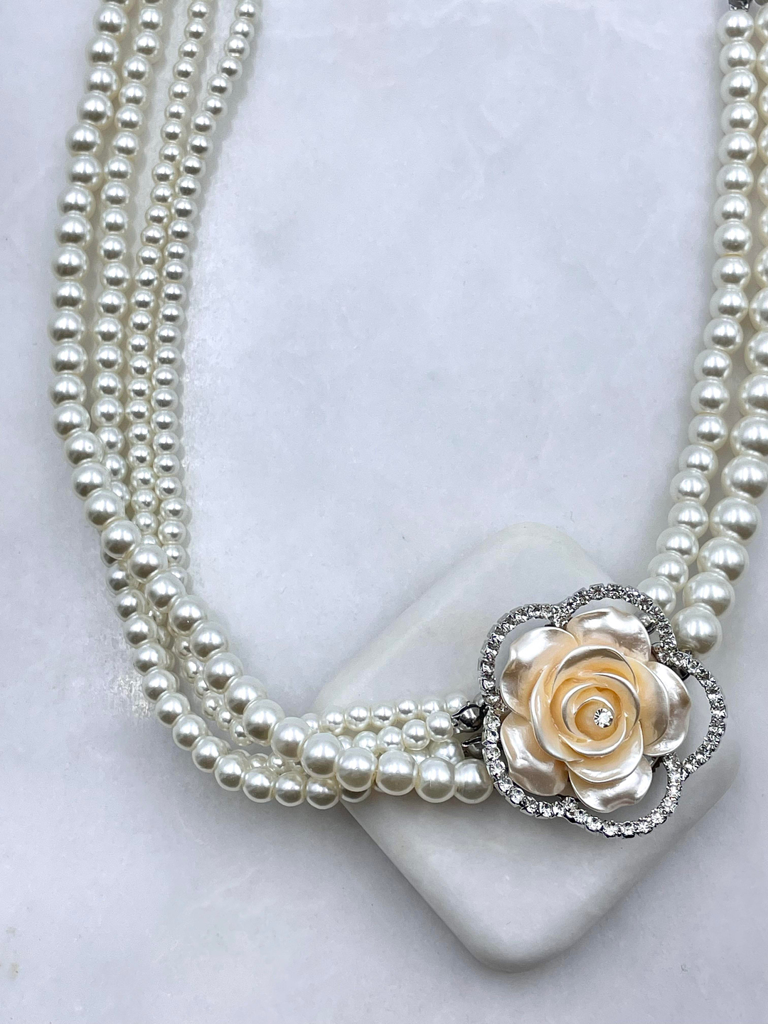 Gömme Taşlı Çiçek Model İnci Kolye Gümüş