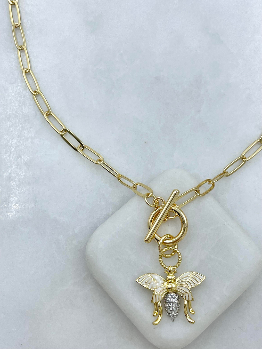 Altın Kaplama Gömme Taşlı Arı Model Önden Kilit Kolye Gold