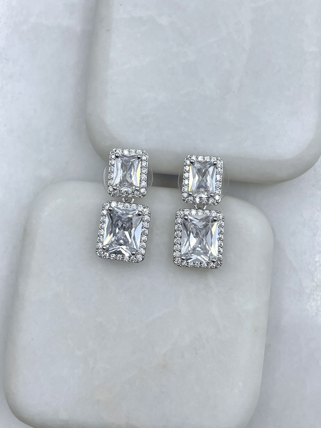 Altın Kaplama Gömme ve Kristal Taşlı Dikdörtgen Sallantılı Küpe Gümüş