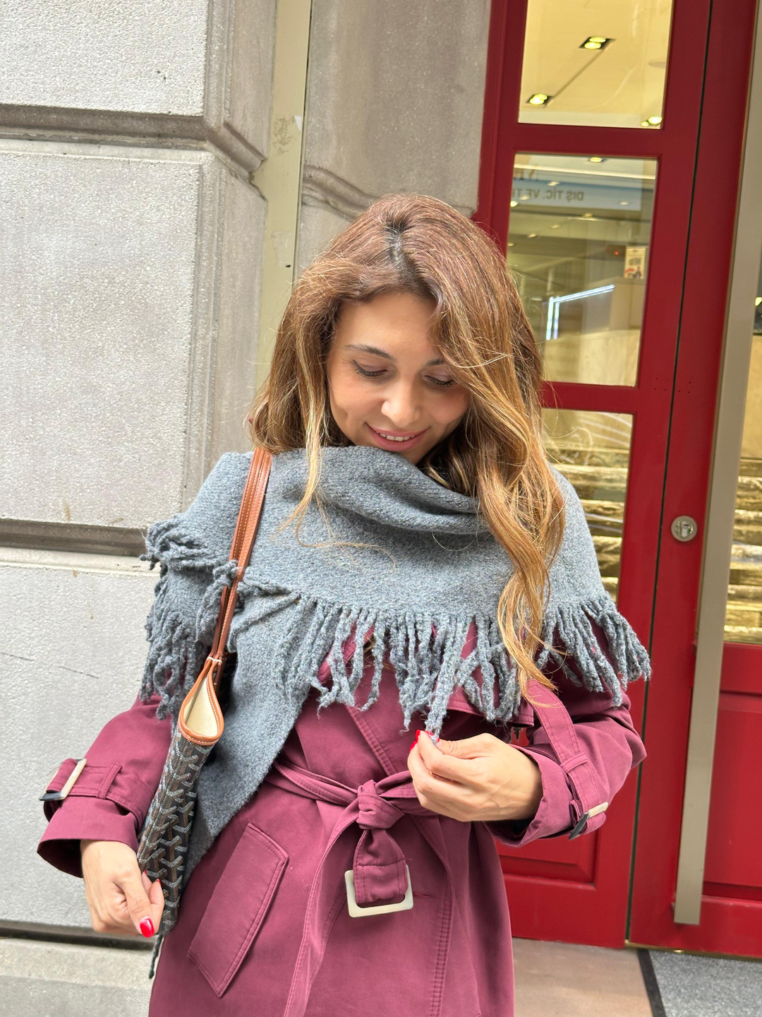 Üçgen Püsküllü Triko Şal Gri