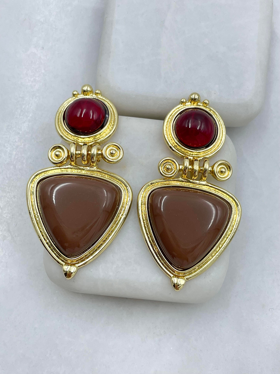 Altın Kaplama Kırmızı Taşlı Üçgen Vintage Küpe Kahve