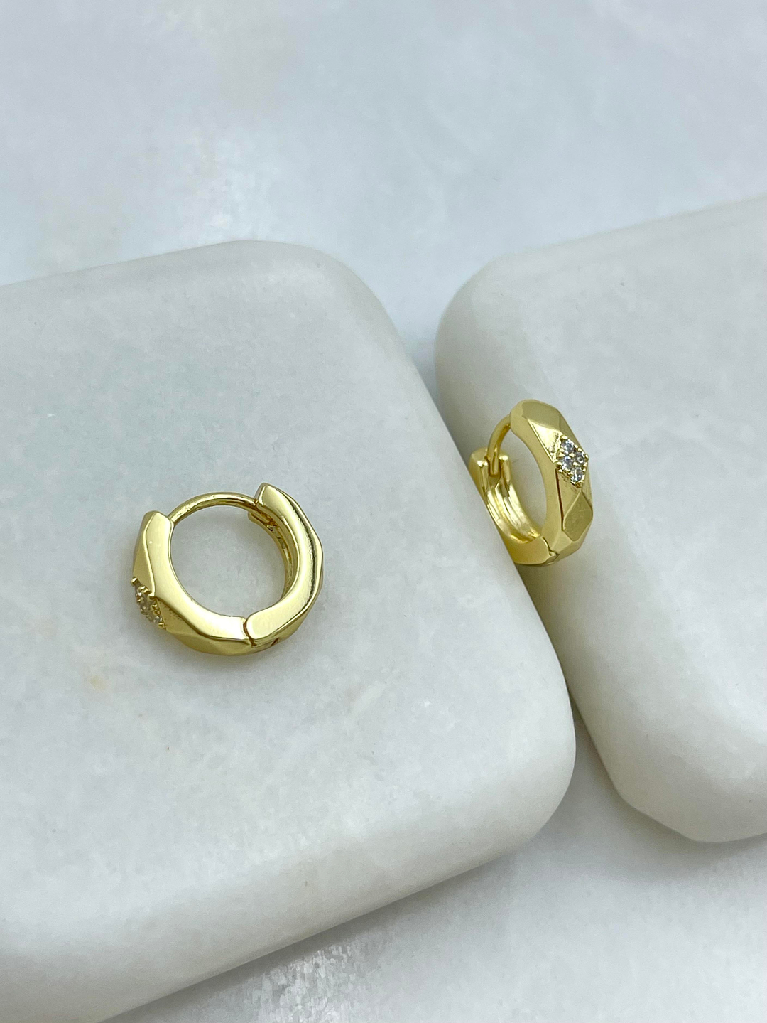 Özel Seri Üçgen Gömme Taşlı ve Yansımalı Halka Küpe Gold