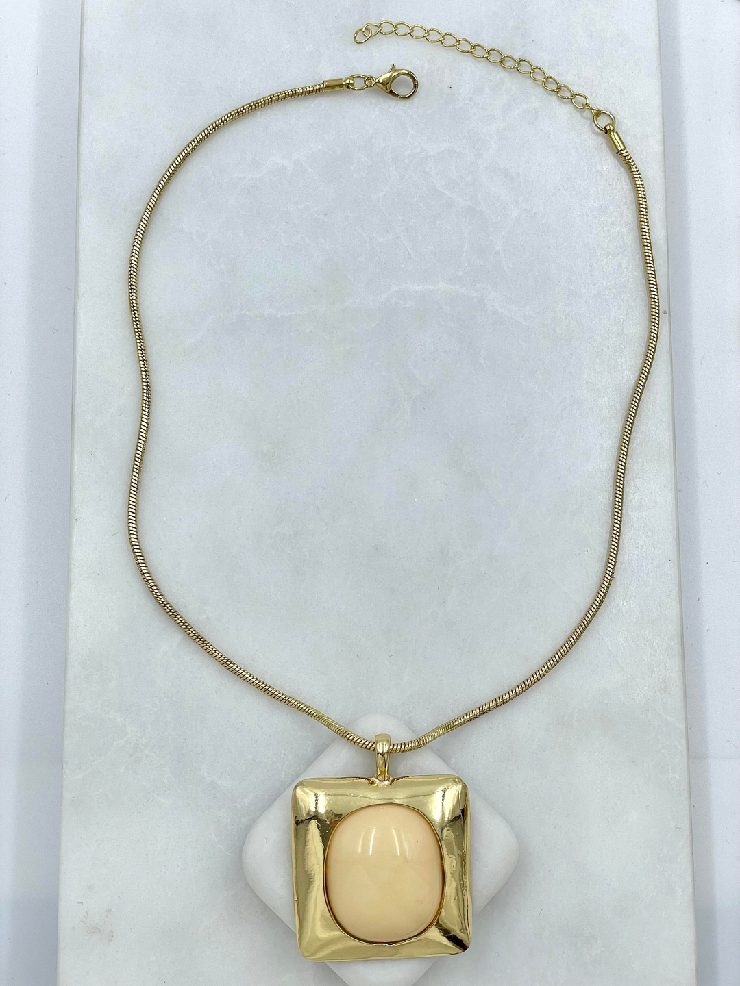 Altın Kaplama Gold Çerçeveli Doğal Taş Vintage Kolye Ekru