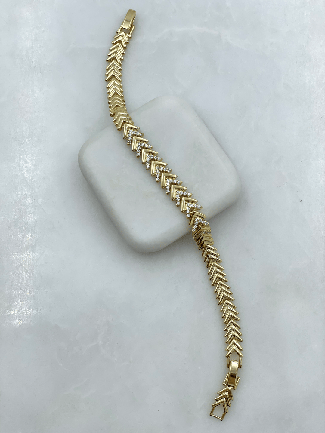 Özel Seri Gömme Taşlı Sıralı Üçgen Model Bileklik Gold