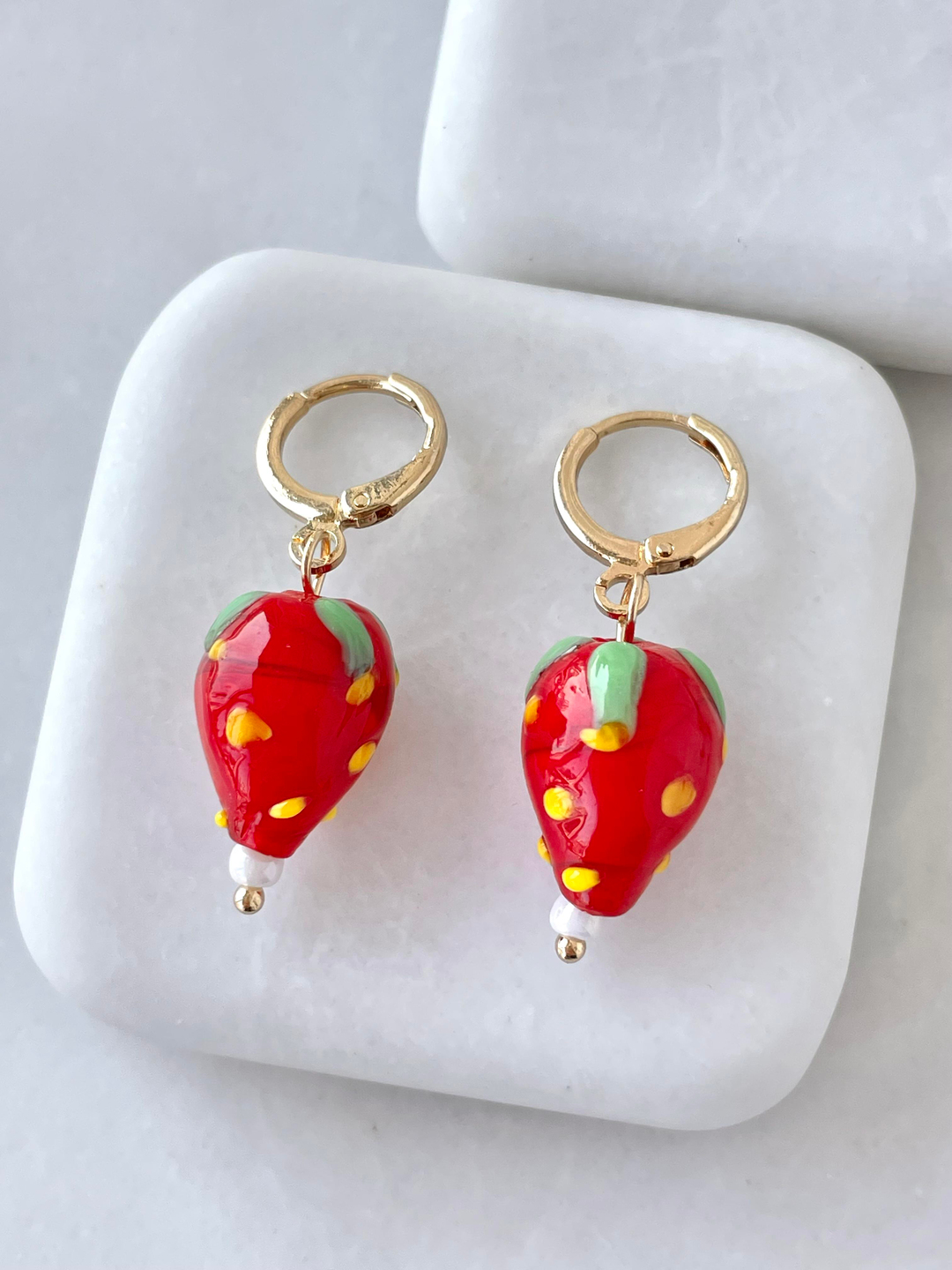 Altın Kaplama Murano Cam Çilek Sallantılı Küpe Gold