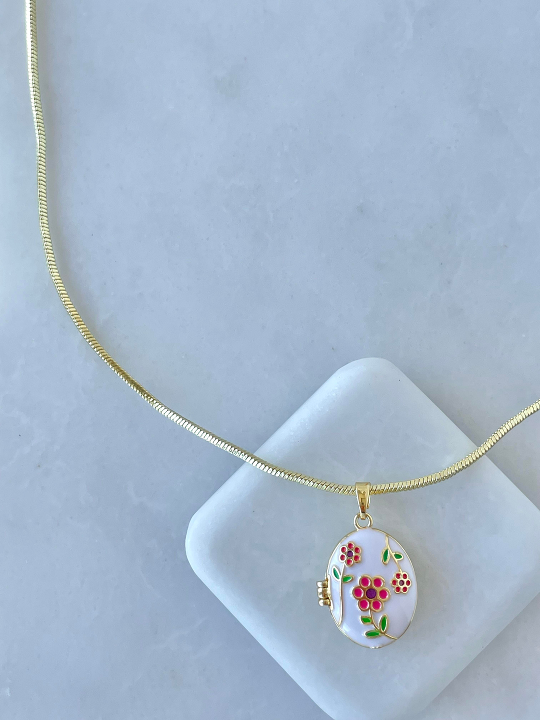 Altın Kaplama Mineli Kapaklı Üçlü Çiçek Model Kolye Beyaz