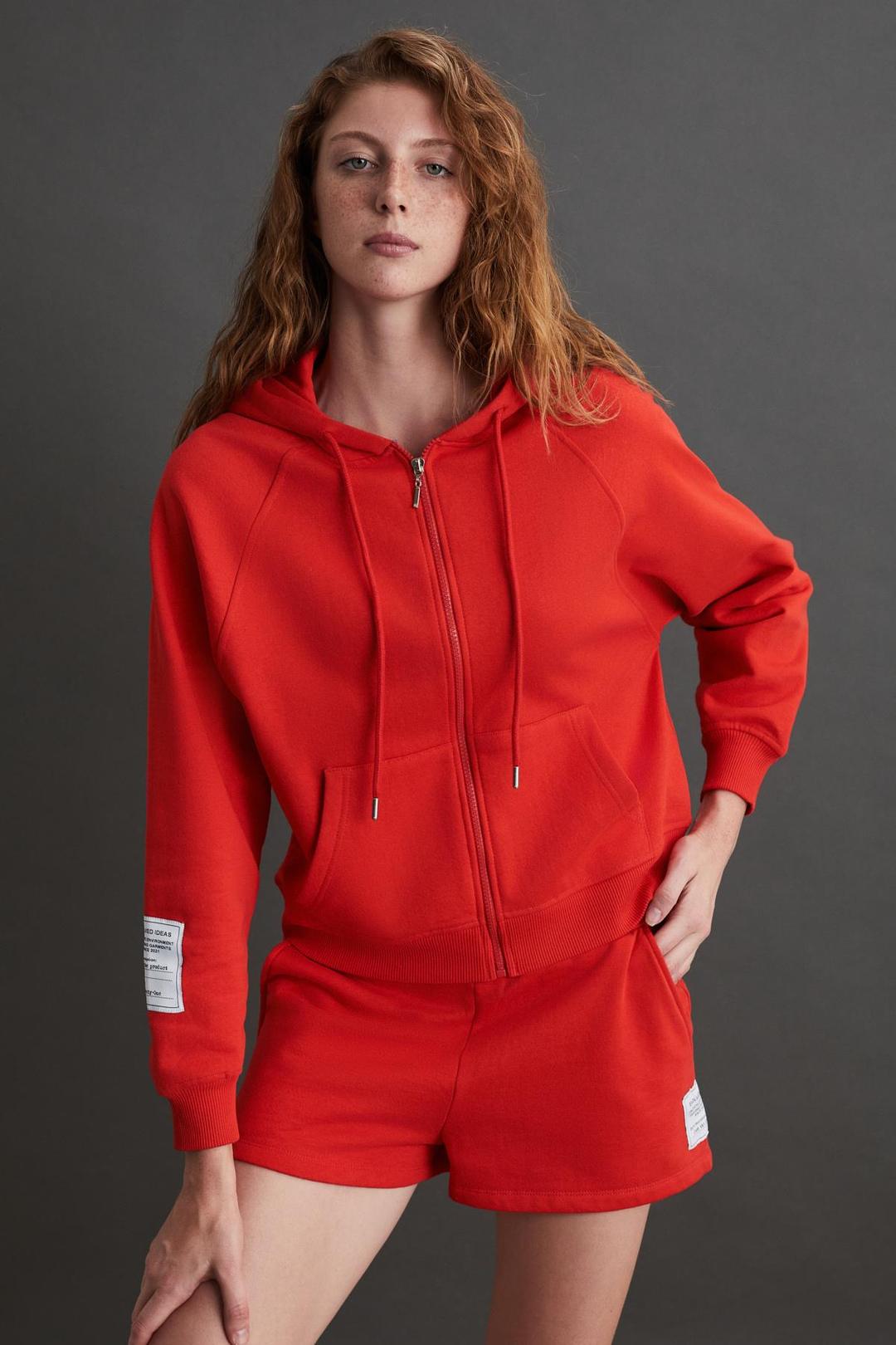 LYKA Kadın Organik Pamuk 3 İplik İçi Şardonlu Süs Etiketi Detaylı Regular Kırmızı Hoodie