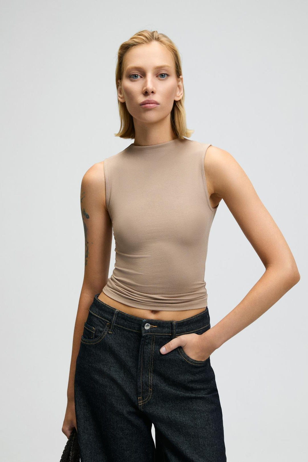 MIRUVA Kadın Halter Yaka Esnek Kumaşlı Sıfır Kollu Vizon Bluz