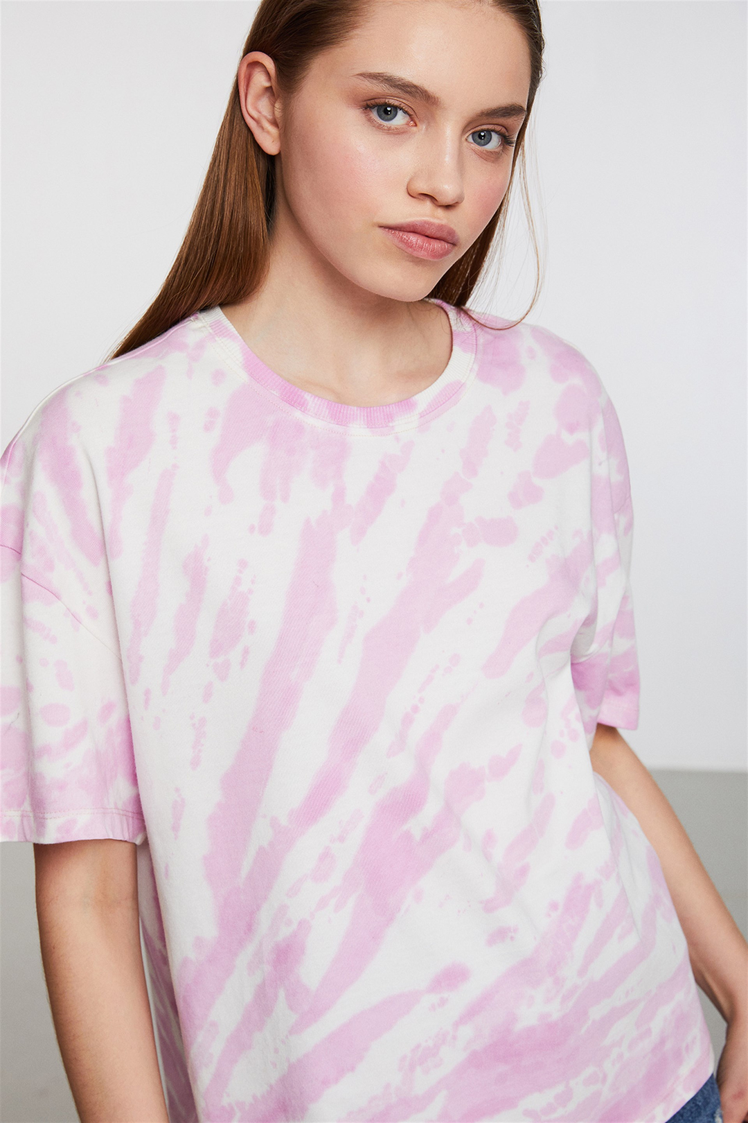 Nıgerıa Kadın Pembe Batik Yuvarlak Yaka Comfort Fit T-Shirt