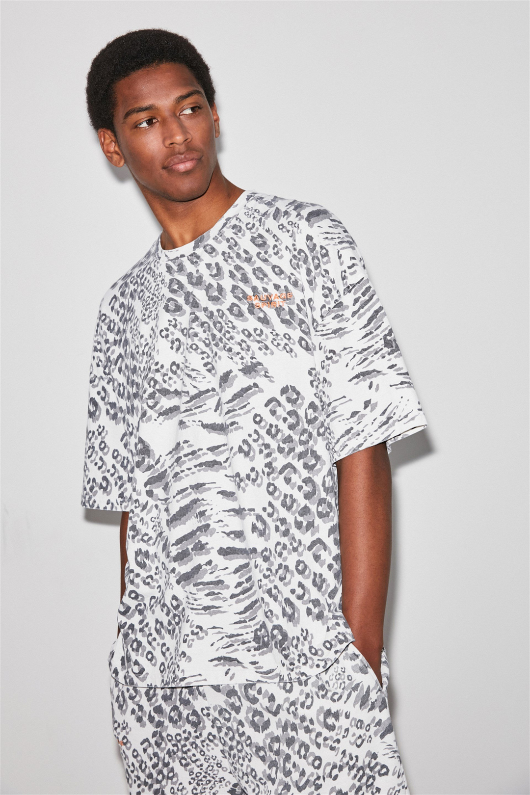 SAUVAGE Erkek Beyaz Leopar Desenli Yuvarlak Yaka Oversize T-Shirt