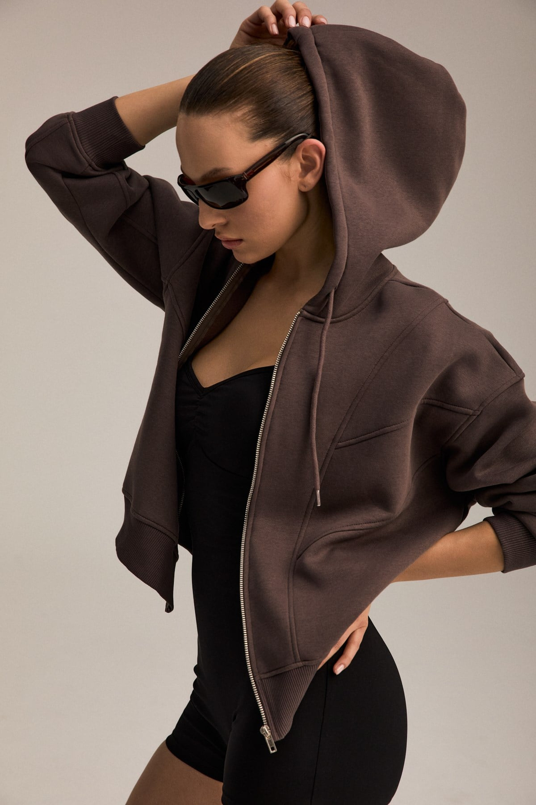 TORCE Kadın Önü Kesikli Metal Fermuarlı Kapüşonlu Etiket Detaylı Oversize Kahverengi Sweatshirt