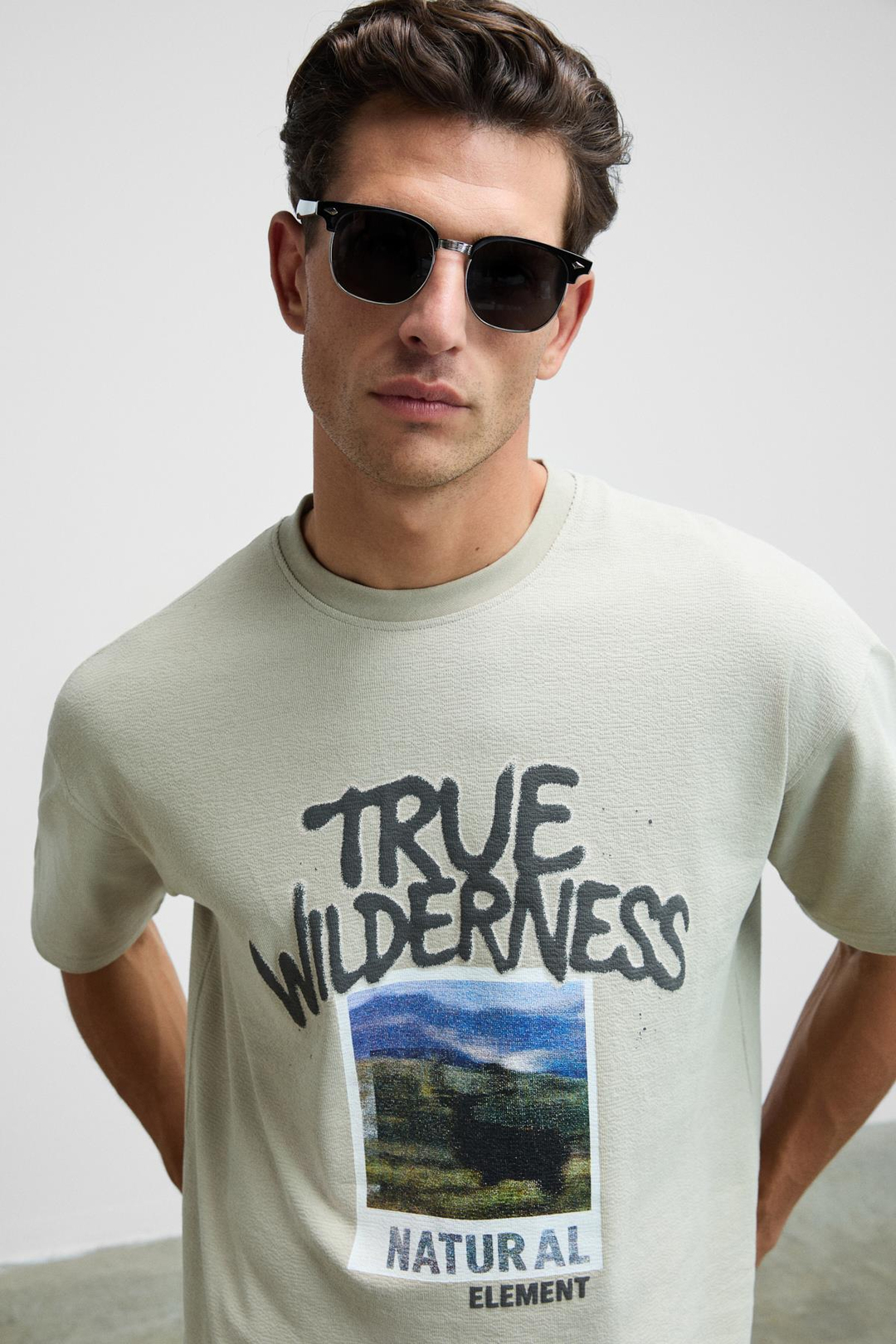 WILDER Erkek Önü Baskılı %100 Organik Pamuk Oversize Fit Bisiklet Yaka Bej T-Shirt