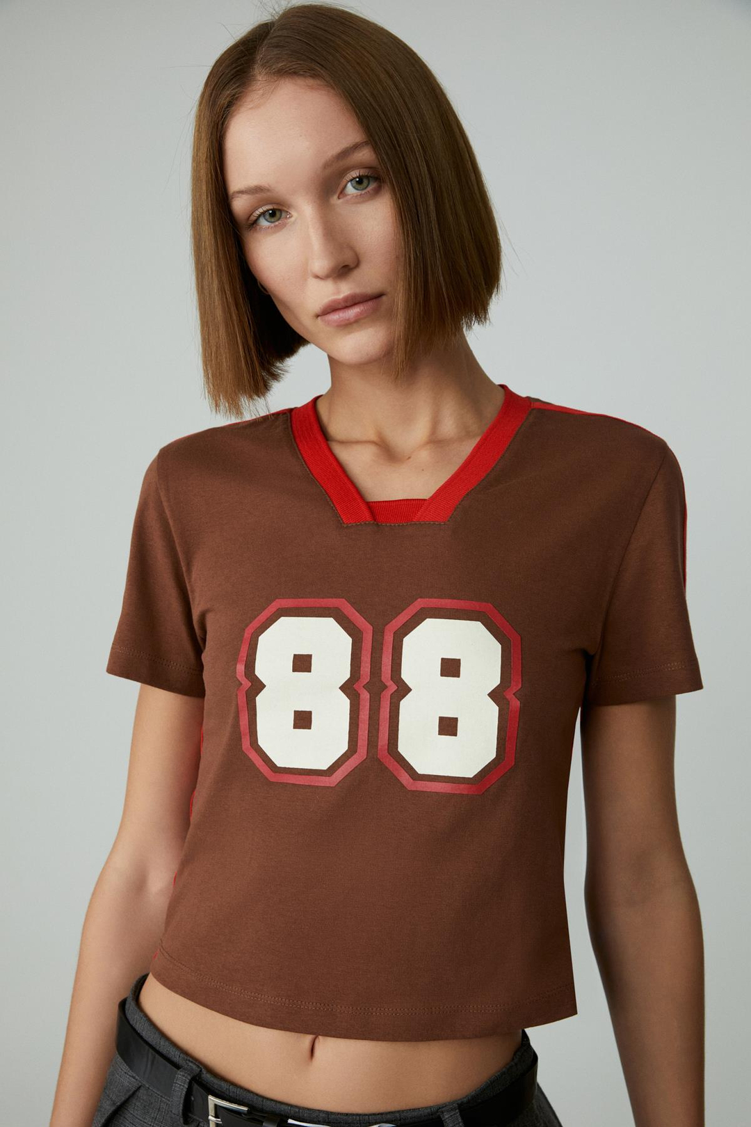 YEIDY Kadın Slim Baskılı Kısa Kol Asimetrik Yaka Kahverengi T-Shirt