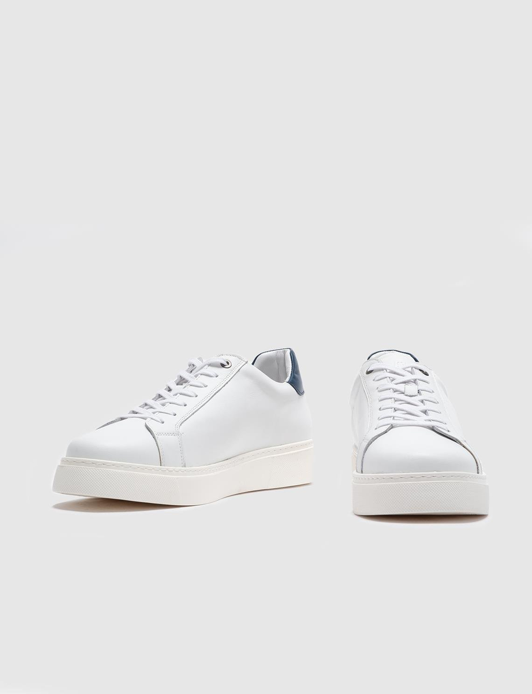Bileği Mavi Renk Detaylı Hakiki Deri Beyaz Bağcıklı Erkek Günlük Spor Ayakkabı