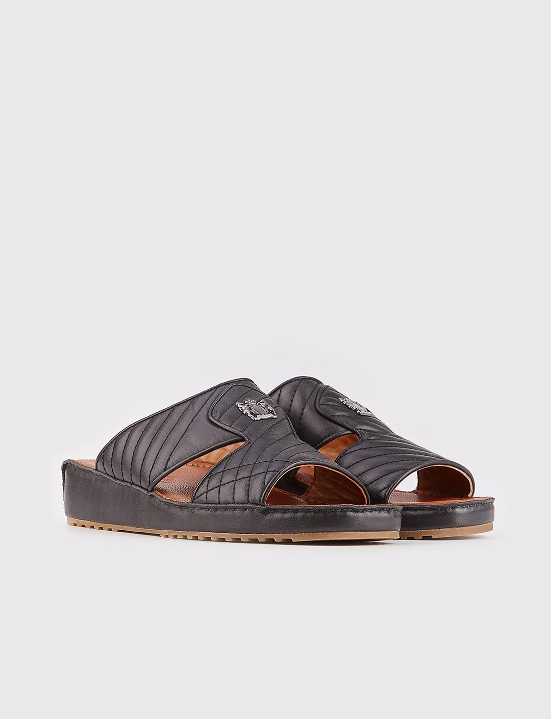 Erkek Hakiki Deri Rozet Aksesuarlı Siyah Terlik