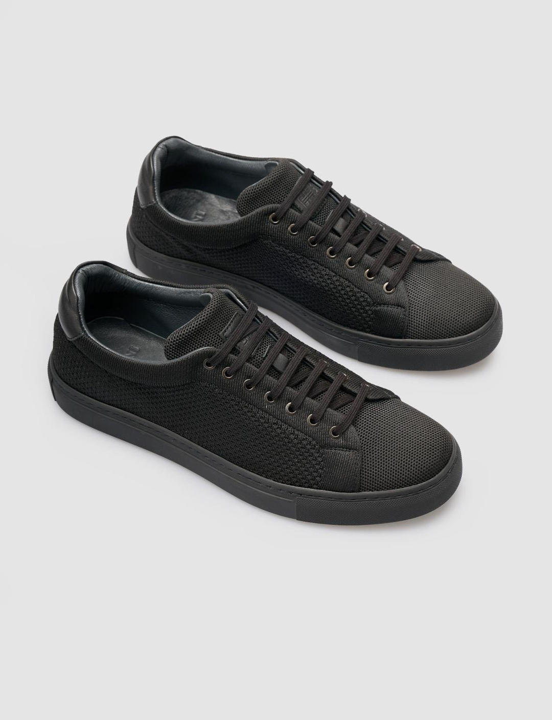 Men Black Low Top Lace Up Sneakers