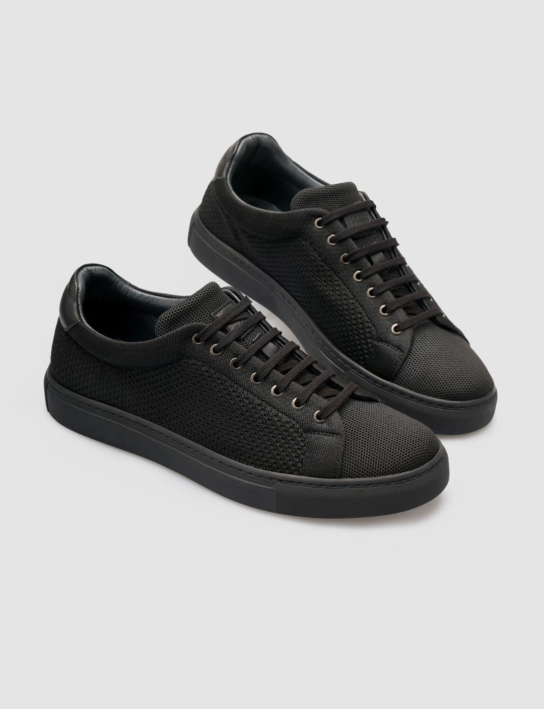 Men Black Low Top Lace Up Sneakers