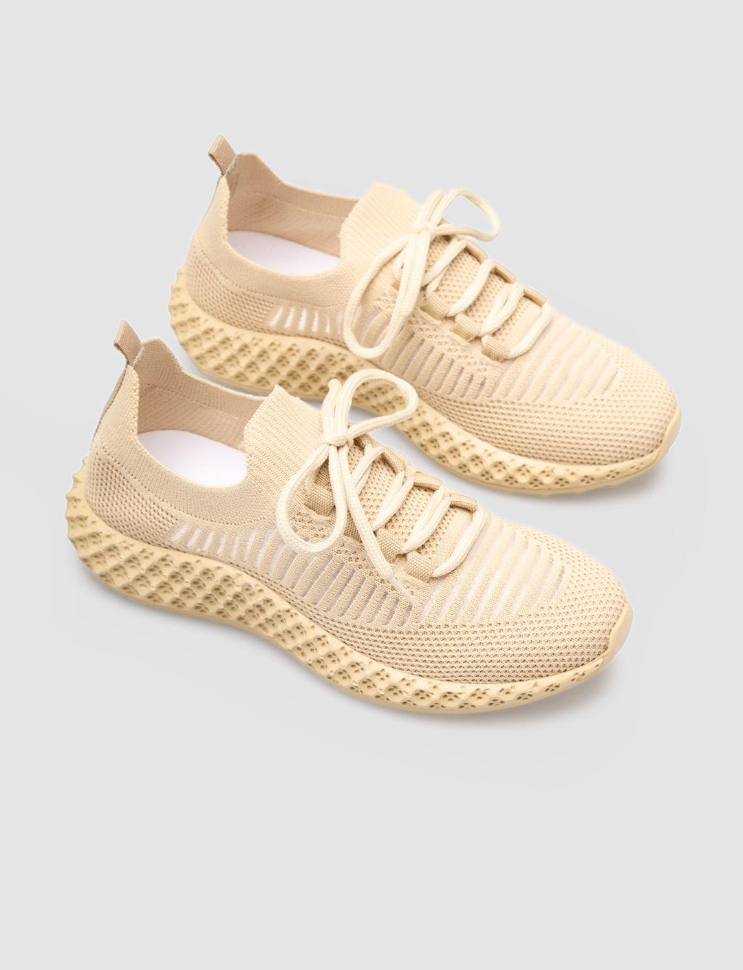 Yumuşak Taban Bej Bağcıklı Yumuşak Tabanlı Kadın Spor Ayakkabı