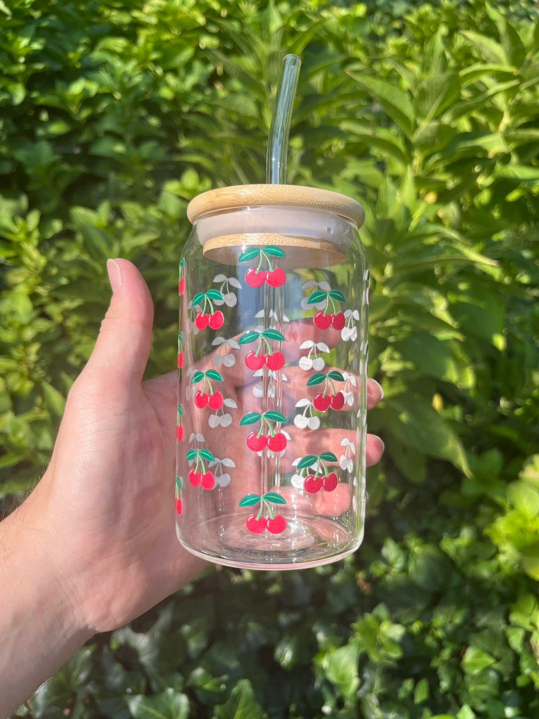 Nova Crafts Kiraz Desenli Cam Pipetli Bambu Kapaklı Isıya Dayanıklı Bardak - 330 ml Kapasite ile Şık ve Fonksiyonel Tasarım