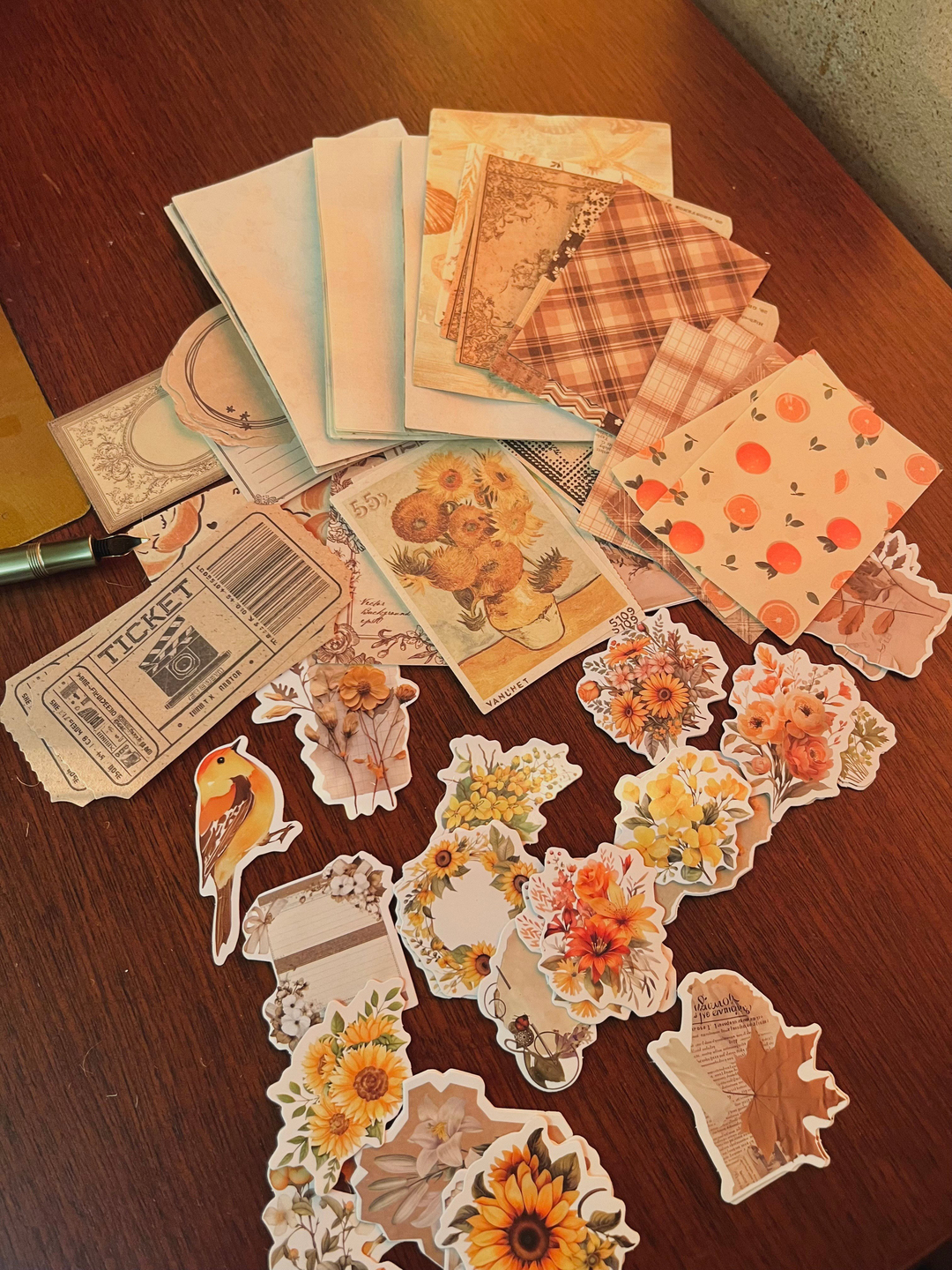 Nova Crafts Sarı - Kahve Tonları Junk Journal Seti 100 parça  40 adet Sticker 60 Adet Kağıt)  Scrapbook / Bullet Journal için uygundur 